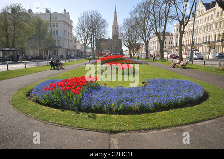 Palmeria Square in Brighton und Hove im Frühling mit roten Tulpen und kleine blaue Blumen Vergissmeinnicht, East Sussex, England Stockfoto