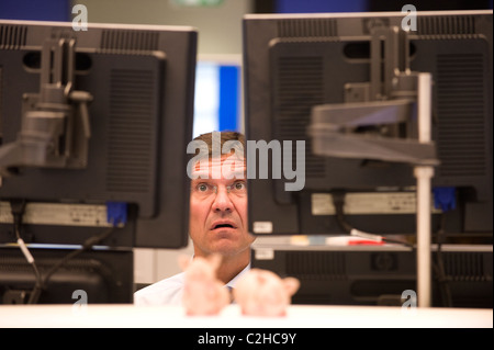 Ein Aktienhändler auf den Bildschirm seines Computers, Frankfurt Am Main, Deutschland Stockfoto