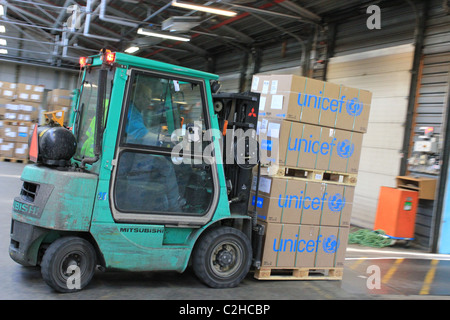 Ein LKW Verpackung Hilfspakete für Libyen Misrata in Unicef Supply Division in Kopenhagen. Stockfoto