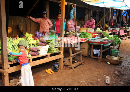 Auswahl an frischem Obst und Gemüse in Sen Monorom Markt, Kambodscha angezeigt Stockfoto