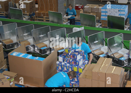 Freiwillige Verpackung Hilfe Kits bei Unicef Supply Division in Kopenhagen. Stockfoto