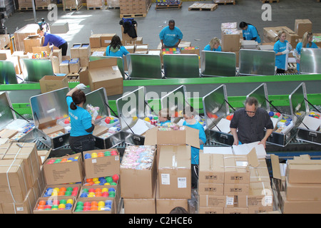 Freiwillige Verpackung Hilfe Kits bei Unicef Supply Division in Kopenhagen. Stockfoto