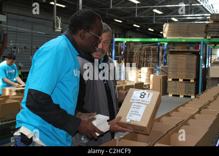 Freiwillige packen Hilfesets in der UNICEF Supply Division in Kopenhagen Stockfoto