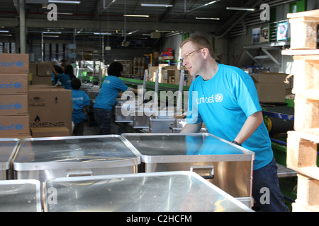 Freiwillige Verpackung Hilfe Kits bei Unicef Supply Division in Kopenhagen. Stockfoto