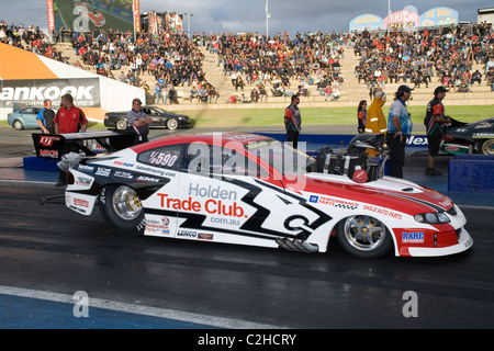 Australischen Drag Racer, Maurice Fabietti, reiht sich ein und bereitet sich auf seine Holden Commodore Monaro Top Doorslammer Rennen. Stockfoto