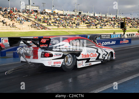 Australischen Drag Racer, Maurice Fabietti, setzt seine Holden Commodore Monaro Top Doorslammer "In Phase" an den Start. Stockfoto