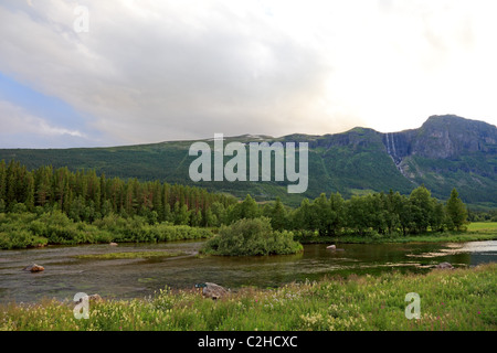 Wasserfälle und Fluss in Norwegen zwischen Oslo und Bergen. Skandinavische Landschaften. Stockfoto