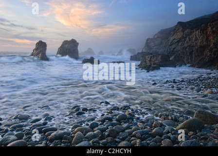 Blick auf die Wellen von Soberanes Point im Garrapata State Park. Stockfoto