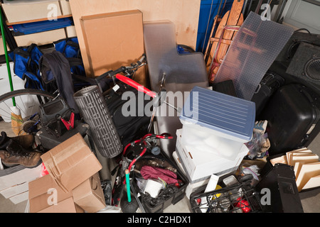 Lagerung-Haufen der sportlichen Ausrüstung, Musikanlage, Koffer, Dateien, Boxen und mehr. Stockfoto