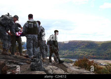 Soldaten, die eine amerikanische Flagge an der Spitze der Nase Anthonys, Cortlandt, NY, USA hochklappen Stockfoto