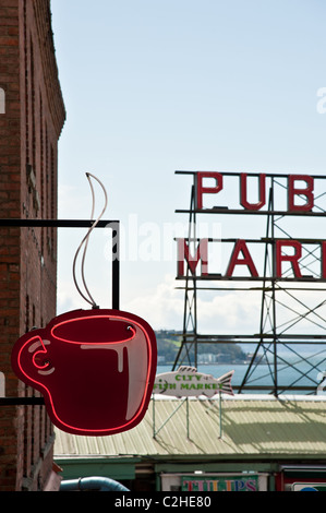 Eine große Neon Kaffee mit öffentlichen Markt zu unterzeichnen, im Hintergrund in der Innenstadt von Seattle Stockfoto