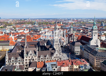 Blick auf alte und neue Rathaus und St. Peter Church aus dem Turm der Frauenkirche, München, Bayern, Deutschland Stockfoto