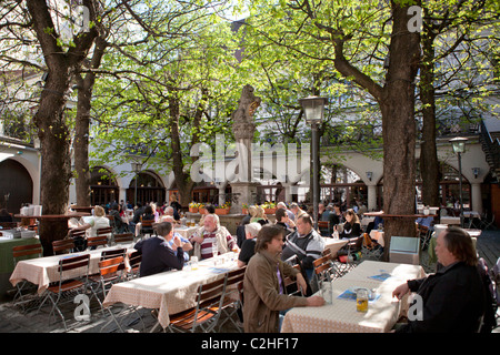 Bier, Hofbrauhaus Bier Gartenhaus, München, Bayern, Deutschland Stockfoto