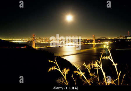 Golden Gate Bridge, San Francisco. Full Moon rising über der Bucht von San Francisco und die Golden Gate Bridge. 2008 © Bob Kreisel Stockfoto