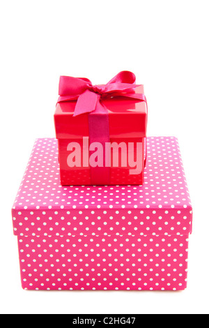 Zwei bunte Geschenkboxen isoliert auf weiß Stockfoto