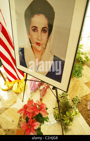 Tribut-Signierstunde, Benazir Bhutto, Premierminister von Pakistan, der am 27. Dezember 2007, nach der Abfahrt ermordet wurde ein Stockfoto