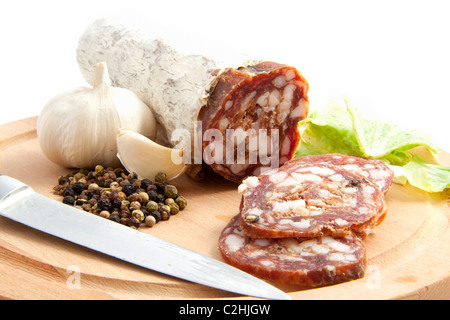 Salami mit Pfeffer und Knoblauch isoliert auf weiß Stockfoto