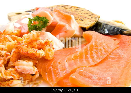 Lachs mit anderen Arten von Fischen auf weißem Hintergrund Stockfoto