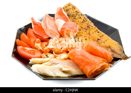 Schwarze Platte mit Fisch isoliert auf weiß Stockfoto