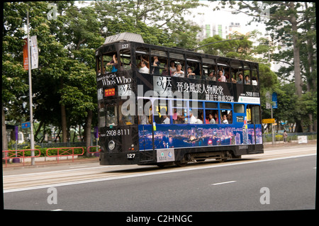 Eine Straßenbahn geht Victoriapark in Causeway District von Hong Kong Island. Die Straßenbahnen sind beliebt bei Touristen für Sightseeing. Stockfoto