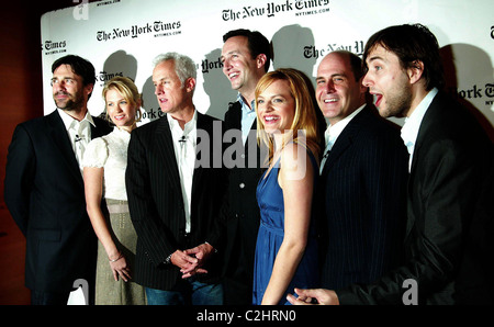 Jon Hamm, January Jones, John Slattery, Elisabeth Moss, Matthew Weiner & Vincent Kartheiser die New York Times-Arts & Freizeit Stockfoto