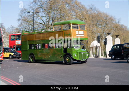 Ein Routemaster Bus rundet Hyde Park Ecke während des Betriebs eines Sightseeing-Service rund um London im Auftrag der Harrods-shop Stockfoto