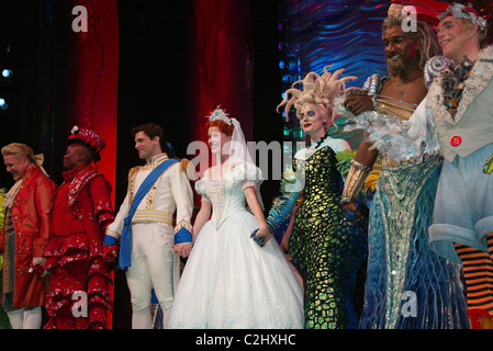 Jonathan Freeman, Tituss Burgess, Sean Palmer, Sierra Boggess, Sherie Rene Scott, Norm Lewis, Eddie Korbich und die Besetzung auf Stockfoto