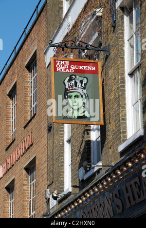 Der alte Queens Head Pub in Essex Road, Islington, London, England Stockfoto