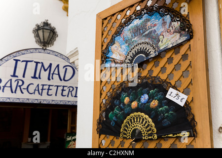 Ventilator / Geschenke / Geschenk / Souvenir / Souvenirs zum Verkauf / display an der Vorderseite eines Ladens, die spanischen Fans an Touristen zu verkaufen. Sevilla, Spanien Stockfoto