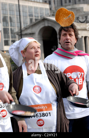 Sophie Grigson und John Torode Sport Relief Pancake Race am Tower Hill Terrace - Fototermin London, England - 05.02.08 Stephanie Stockfoto