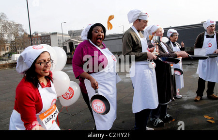 Manju Malhi, Rustie Lee, Daniel Galmiche und Sophie Grigson Sport Relief Pancake Race am Tower Hill Terrace - Fototermin London, Stockfoto