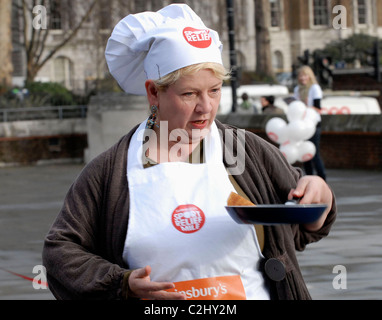 Sophie Grigson Sport Relief Pancake Race am Tower Hill Terrace - Fototermin London, England - 05.02.08 Stephanie Methven / Stockfoto