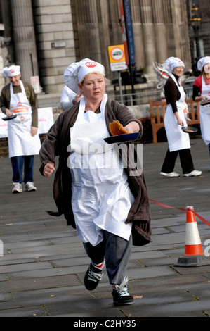 Sophie Grigson Sport Relief Pancake Race am Tower Hill Terrace - Fototermin London, England - 05.02.08 Stephanie Methven / Stockfoto