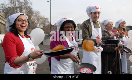 Manju Malhi, Rustie Lee, Daniel Galmiche, Sophie Grigson und Joe Pratt Sport Relief Pancake Race im Tower Hill Terrace- Stockfoto