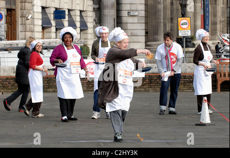 Sophie Grigson Sport Relief Pancake Race am Tower Hill Terrace - Fototermin London, England - 05.02.08 Stephanie Methven / Stockfoto