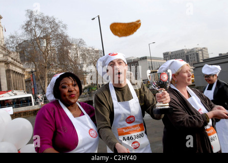 Rustie Lee, Daniel Galmiche und Sophie Grigson Sport Relief Pancake Race im Tower Hill Terrace - Fototermin London, England- Stockfoto