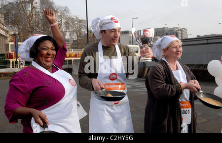 Rustie Lee, Daniel Galmiche und Sophie Grigson Sport Relief Pancake Race im Tower Hill Terrace - Fototermin London, England- Stockfoto