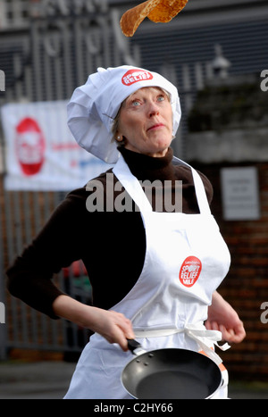 Sophie Grigson Sport Relief Pancake Race am Tower Hill Terrace - Fototermin London, England - 05.02.08 Stephanie Methven / Stockfoto