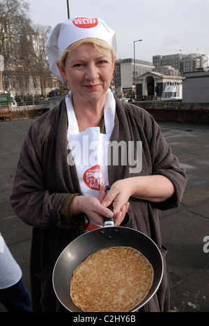 Sophie Grigson Sport Relief Pancake Race am Tower Hill Terrace - Fototermin London, England - 05.02.08 Stephanie Methven / Stockfoto