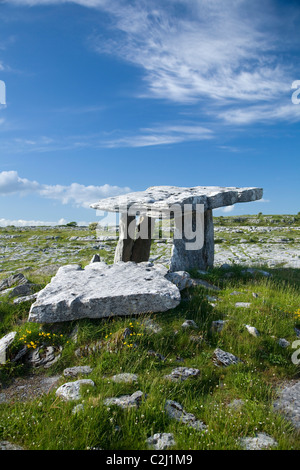 Poulnabrone Dolmen, die Burren, Co Clare, Irland. Stockfoto