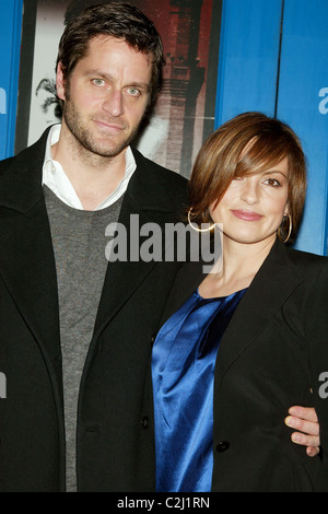 Mariska Hargitay & Peter Hermann Eröffnungsabend des "Betrayed" an der Kultur Projekt Theater New York City, USA - 06.02.08 Stockfoto