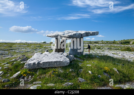 Person neben Poulnabrone Dolmen, die Burren, Co Clare, Irland. Stockfoto