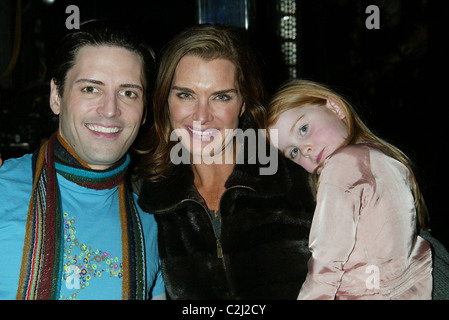 Sean Palmer (Prinz Eric) mit Brooke Shields & Rowan Francis Henchy Brooke Shields & Tochter Rowan Henchy besuchen die Besetzung von Stockfoto