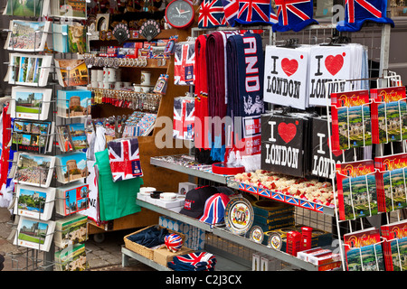 Anzeige von Souvenirs, Andenken und Geschenke von England und London auf einen Stall in Windsor, Berkshire, England, UK Stockfoto