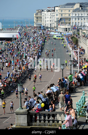 In Richtung Läufer die Ziellinie in Madeira Drive entlang der Strandpromenade für Brighton Marathon 2011 UK Stockfoto
