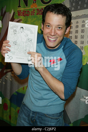 John Tartaglia Instore-Auftritt mit Johnny und die Wurzel aus der Disney TV-Show "Johnny & die Sprites" statt im Disney Store Stockfoto