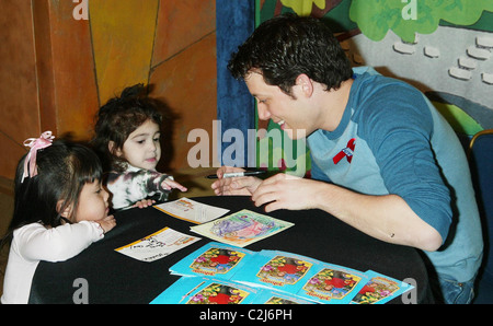 John Tartaglia Instore-Auftritt mit Johnny und die Wurzel aus der Disney TV-Show "Johnny & die Sprites" statt im Disney Store Stockfoto