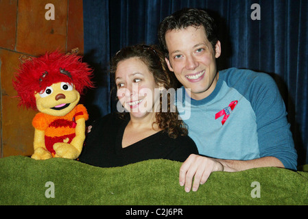 Wurzel, Heather Asch und John Tartaglia Instore-Aussehen mit Johnny und die Wurzel aus dem Disney-TV zeigen "Johnny & die Sprites" Stockfoto