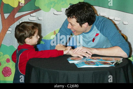 John Tartaglia Instore-Auftritt mit Johnny und die Wurzel aus der Disney TV-Show "Johnny & die Sprites" statt im Disney Store Stockfoto