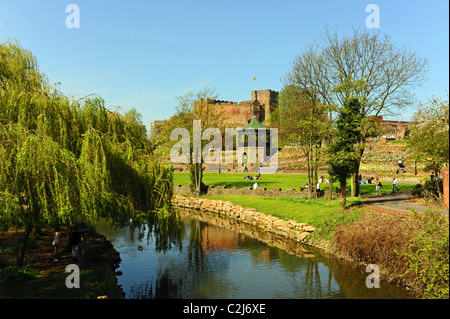 Tamworth Castle und Uferpromenade im Stadtzentrum UK Stockfoto